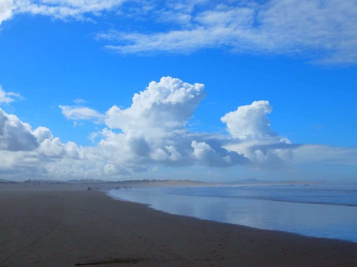 Montage photographique comparant la côte atlantique brumeuse et les plaines intérieures arides du Maroc